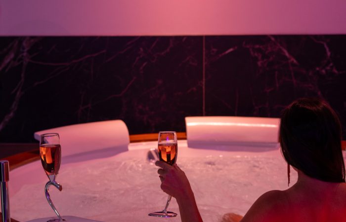 Week-end ou séjour en amoureux à L'Olympe des Sens. Suite romantique à Portiragnes. Proche de Béziers et du Cap d'agde.