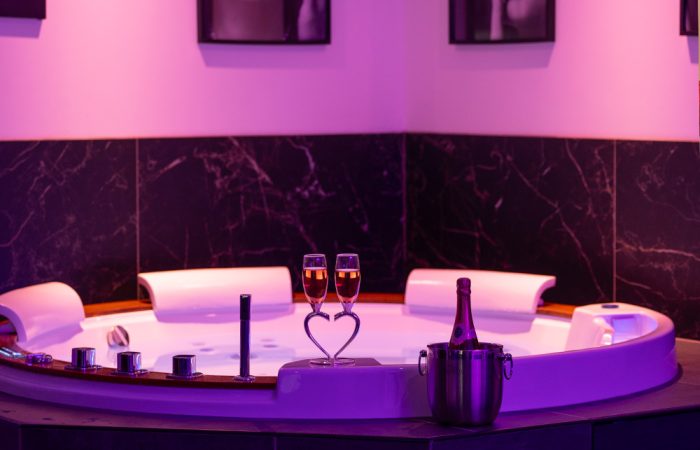 Week-end ou séjour en amoureux à L'Olympe des Sens. Suite romantique à Portiragnes. Proche de Béziers et du Cap d'agde.