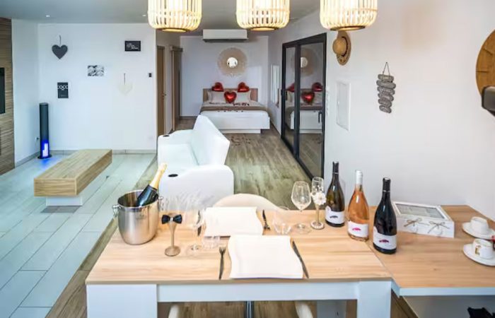 Week-end ou séjour en amoureux à L'Olympe des Sens. Suite romantique à Portiragnes. Proche de Béziers et du Cap d'agde.