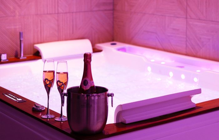 Week-end ou séjour en amoureux à L'Olympe des Sens. Suite romantique à Portiragnes. Proche de Béziers et du Cap d'agde.
